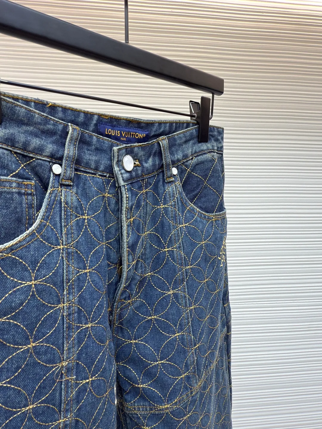 LOUIS VUITTON nigo boot line embroidered denim shorts ●Authentic product: Purchased and developed by 18073 ●Item number: 1680651-A85 ●Fabric: denim fabric ●Technology: jacquard embroidery production ●Version: fitted version ●Weight: about 900 grams ●Size: S-M-L-XL ●Description: Using embroidery pattern stitching, the rice grain full-frame embroidery process is characterized by using fine embroidery techniques to evenly and densely embroider patterns or patterns similar to the size of rice grains on the entire embroidery to achieve full coverage, exquisite and delicate visual effects. During embroidery, the use of stitches and embroidery threads forms small units similar to rice grains. These units are closely arranged to form the overall pattern. The craftsmanship is quite complex, giving people an artistic visual enjoyment. The inner cover is pieced together, and the one that comes into contact with the skin is cotton. The process is cumbersome and synchronized with the original version. The flat nails and door sill buttons are clearly and delicately engraved, the environmentally friendly electroplating adopts a bronze opening and closing design, the back waist leather plate has an iron-moulded pattern with contrasting colors, and is made of genuine first-layer cowhide suede. A full set of new accessories are customized simultaneously, and the details are handled perfectly. The skateboard has a straight design, a loose cut, wide and stylish, focusing on the comfort and freedom of wearing the upper body. Compatible with the same series, exclusive product. The overall wiring is straight and delicate, the fabric is comfortable and soft, and the color is consistent without color difference. It can be matched with the same style to create a fashionable look and control various occasions. Customized accessories, complete with three standards, same style for men and women!